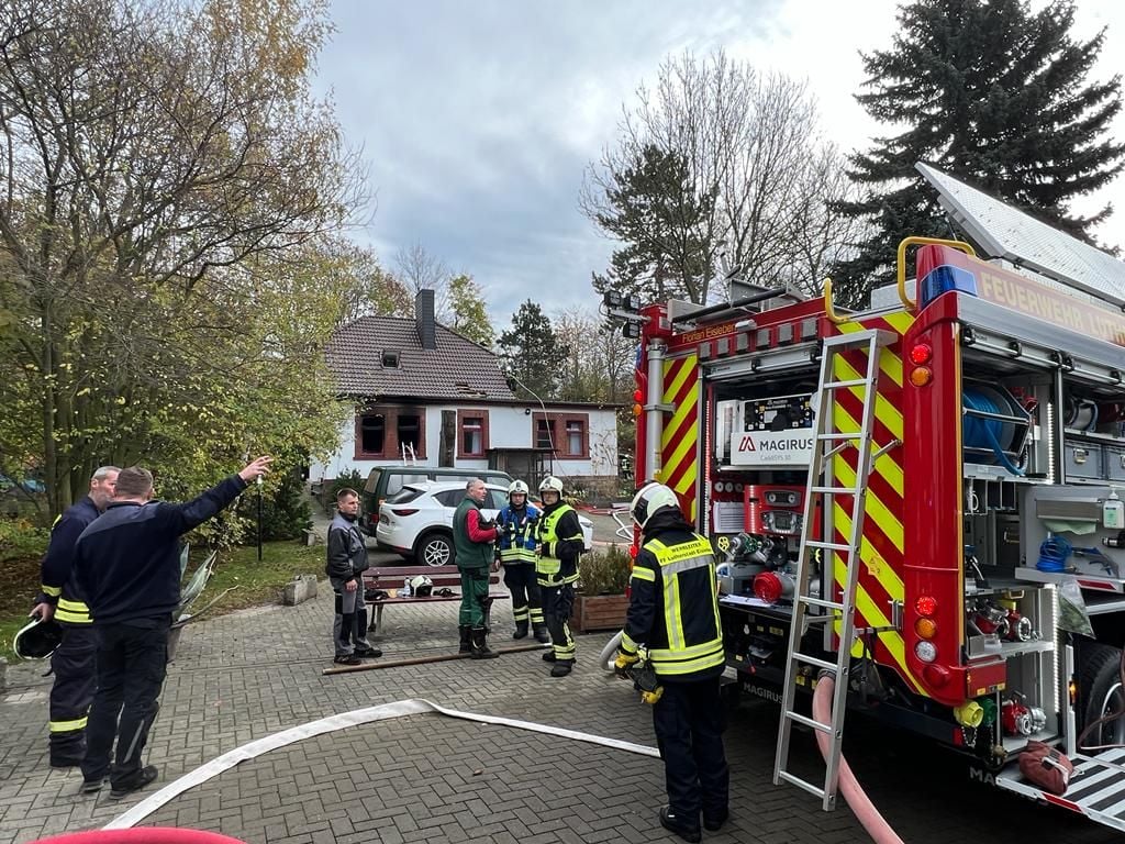 Brand in einem Seniorenheim: Die Feuerwehr ist mit insgesamt sechs Fahrzeugen an der Oberhütte im Einsatz.