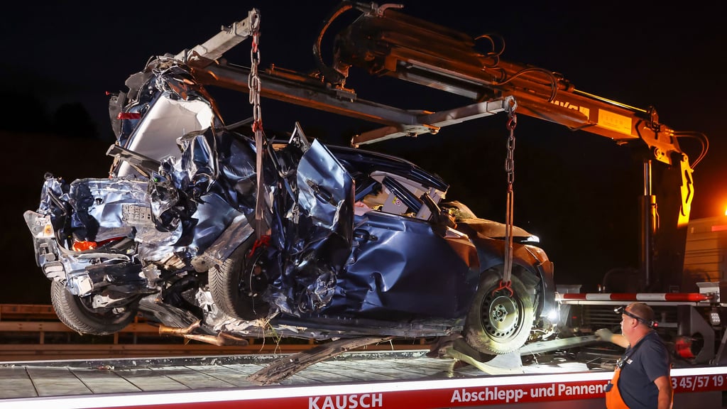 Der Wagen, in dem die drei Todesopfer saßen, wurde bei dem Unfall bis zur Unkenntlichkeit zerstört.