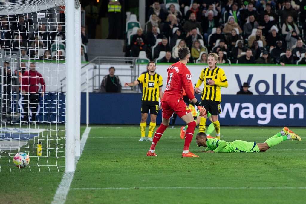 Dortmunds Torwart Gregor Kobel kann das 0:2 gegen den VfL Wolfsburg nicht verhindern.
