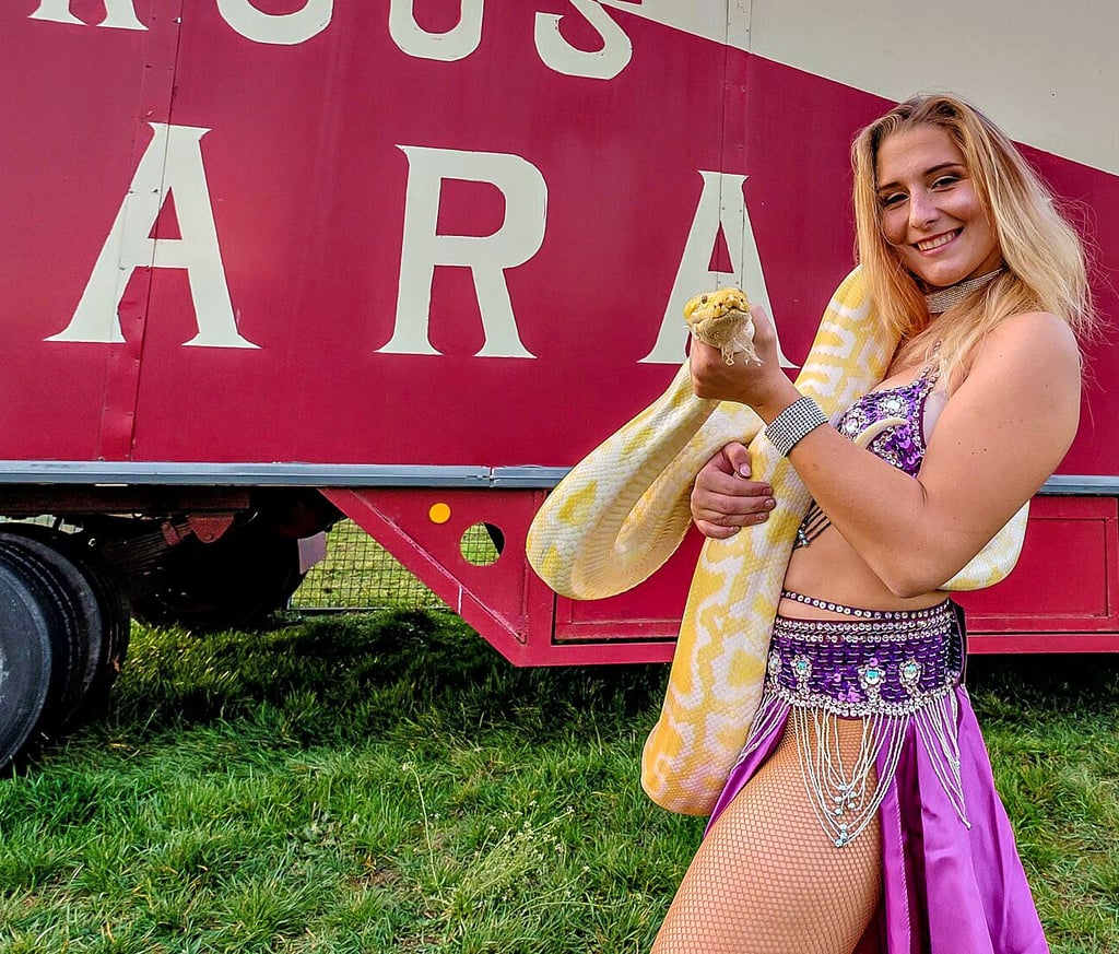 Zum Fototermin ist Joline mit einem Tigerpython mal vor dem Zirkuszelt zu sehen. Ab Sonnabend tritt sie mit ihrer Schlangendarbietung in der Manege auf. Der Zirkus Aramannt gastiert eine reichliche Woche in Wittenberg im Volkspark Piesteritz.