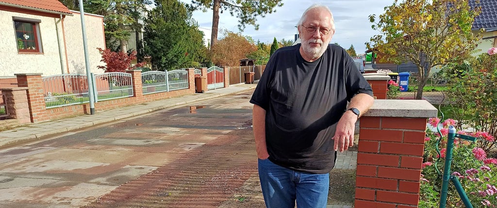 Das östliche Teilstück der Georg-Singer-Straße: Sowohl den Fußweg auf der Nordseite als auch die Straße haben die Anwohner selbst angelegt. Auf der Südseite befindet sich nach wie vor ein Kiesweg – und der sorgt für Ärger.