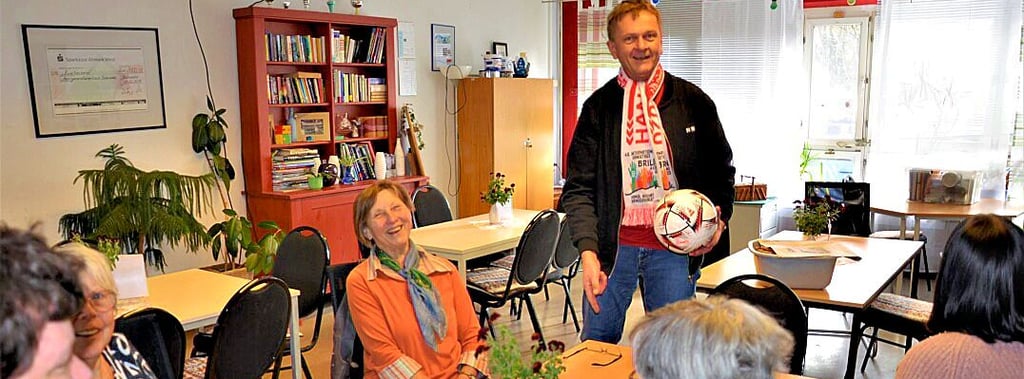 Olaf Meining (stehend) zu Besuch im Mehrgenerationenhaus.