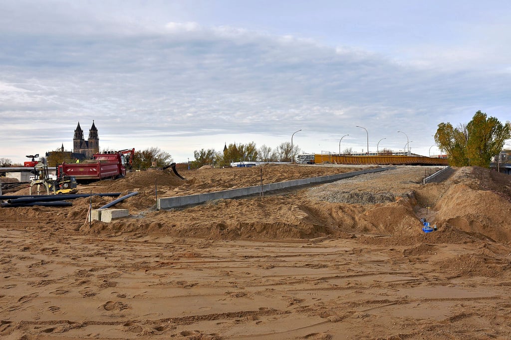 Ein großer Sandkasten: So sieht es aktuell auf der Ostseite der Strombrücke aus. Auf der rechten Seite ist der künftige Aufgang hin zur Behelfsbrücke zu erkennen.