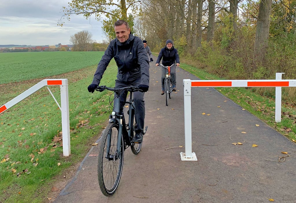 In Oschersleben ist ein neuer Radweg eingeweiht worden. Bürgermeister Benjamin Kanngießer (vorne) hat ihn gleich mit dem Rad ausprobiert.