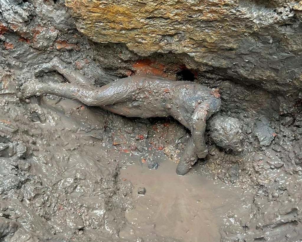 Zwei Jahrtausende lang war diese Statue durch den Schlamm geschützt.