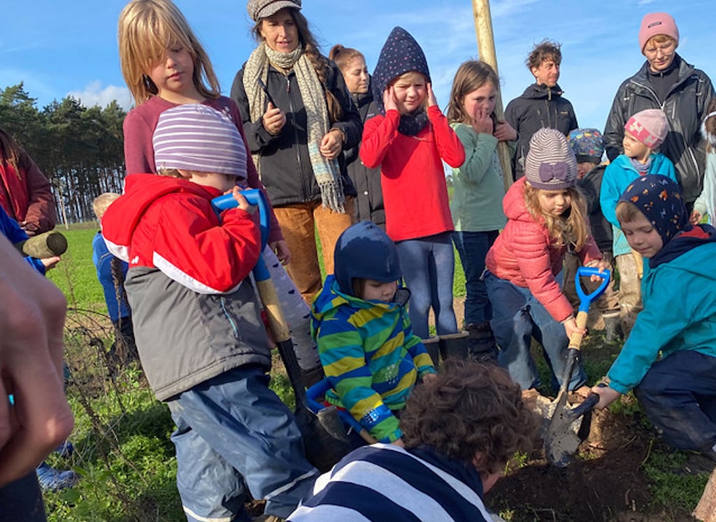 Mit Feuereifer sind die Kinder der Freien Schule Depekolk und des Poppauer Waldkindergartens dabei, die zehn Obstbäume in die Erde zu setzen.