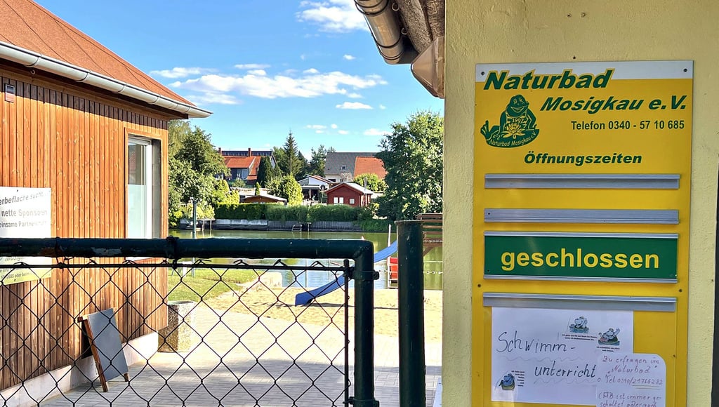 Das Naturbad Mosigkau musste wie hier in den vergangenen Jahren häufig wegen Blaualgen geschlossen werden.