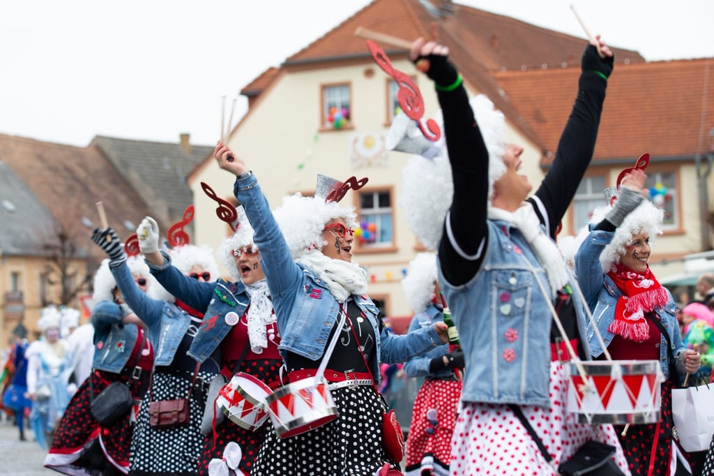 Karnevalistinnen ziehen durch die Innenstadt.