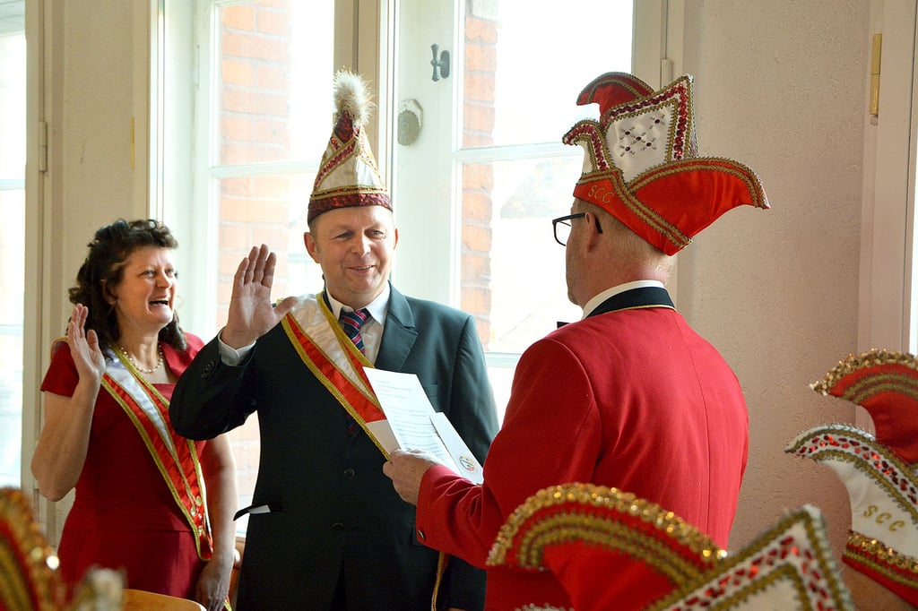 SCC-Präsident Burkhard Lüdicke verpflichtete Prinz Ronald I. und Prinzessin Christine III. zur Vergnüglichkeit. Seehausen, hajo!