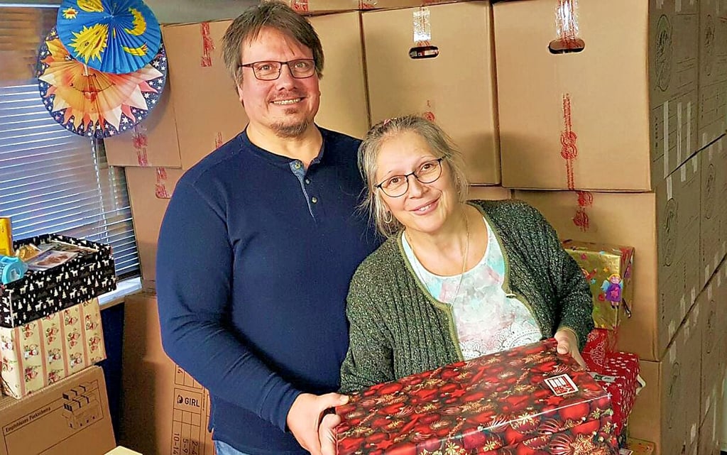 Frauke und Thomas Kohl in der Sammelstelle in Wolfen-Steinfurth