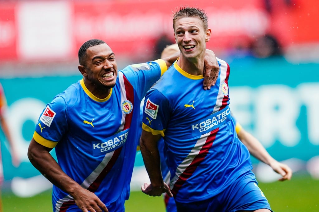 Braunschweigs Torschütze Lion Lauberbach (r) jubelt mit Anton Donkor über das Tor zum 0:1.