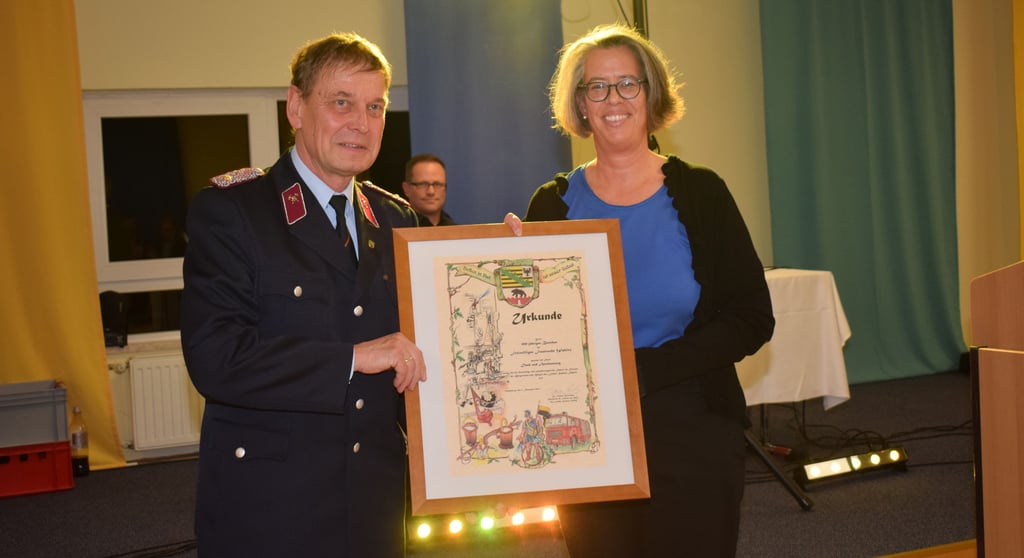 Aus den Händen von Sachsen-Anhalts Innenministerin Tamara Zieschang (CDU) erhielt der Wahlitzer Ortswehrleiter Heiner Wolter eine Ehrenurkunde anlässlich des 100-jährigen Bestehens der Feuerwehr.