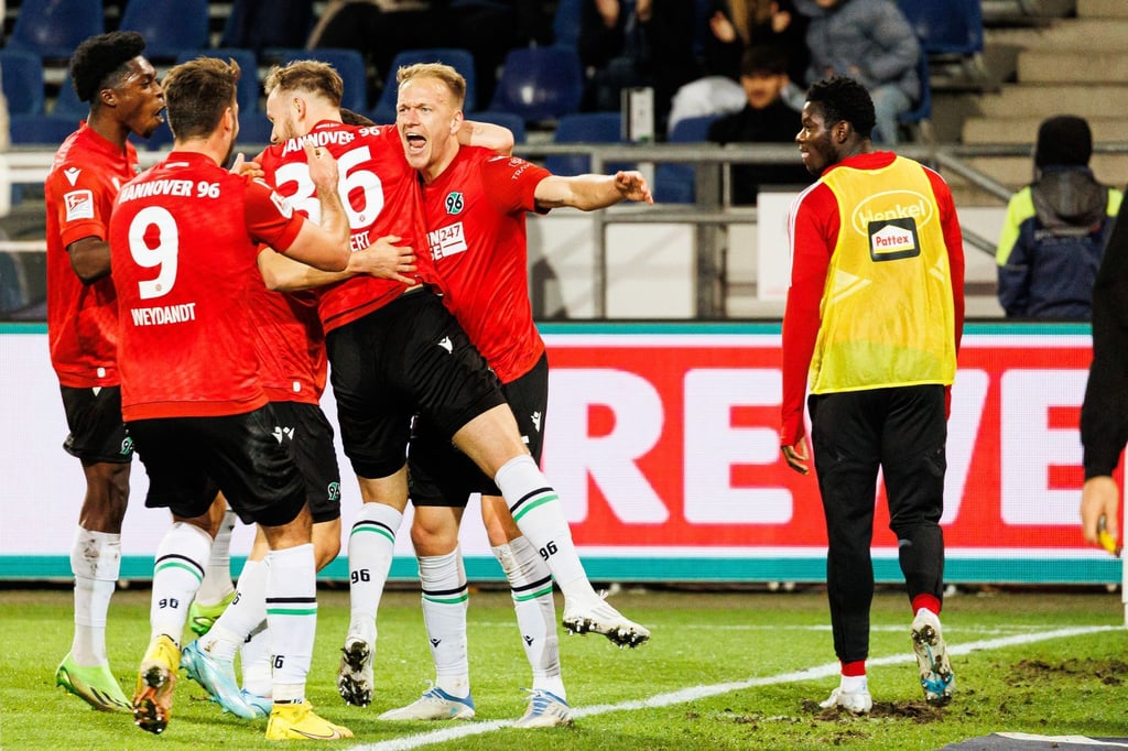 Die Spieler von Hannover 96 feiern den Sieg im Verfolgerduell gegen Fortuna Düsseldorf.