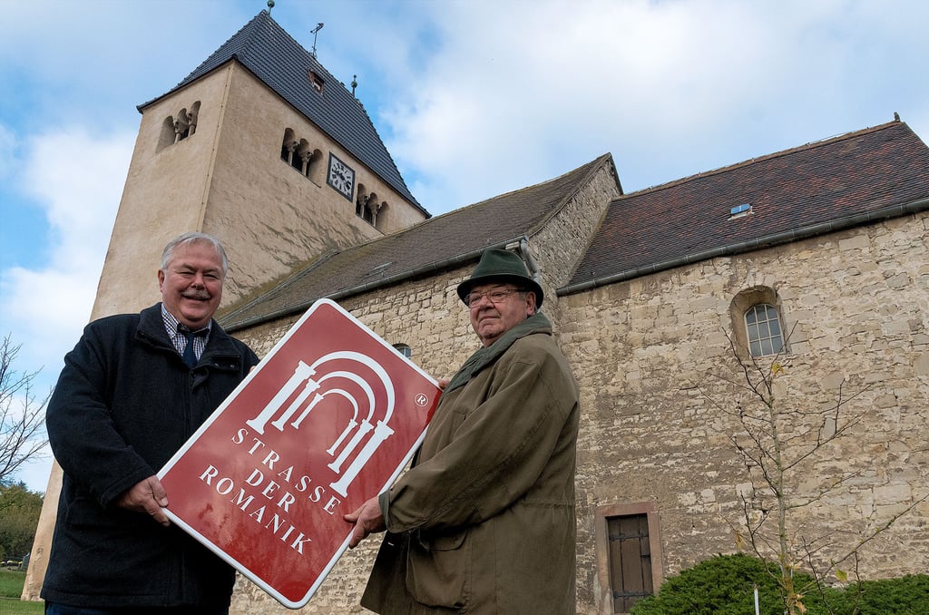 Die Kirche in St. Micheln befindet sich an der Straße der Romanik. Erbaut wurde sie an einer Stelle, wo schon die Germanen eine Kultstätte errichtet hatten.