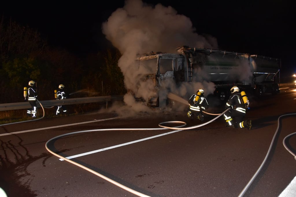 Ein Lkw-Brand sorgte für einen nächtlichen Feuerwehreinsatz auf der A36.
