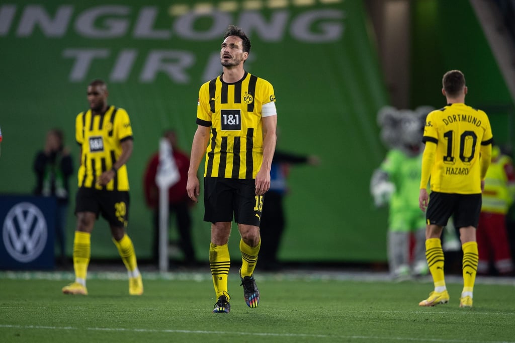 Dortmunds Mats Hummels steht nach dem Schlusspfiff auf dem Spielfeld.
