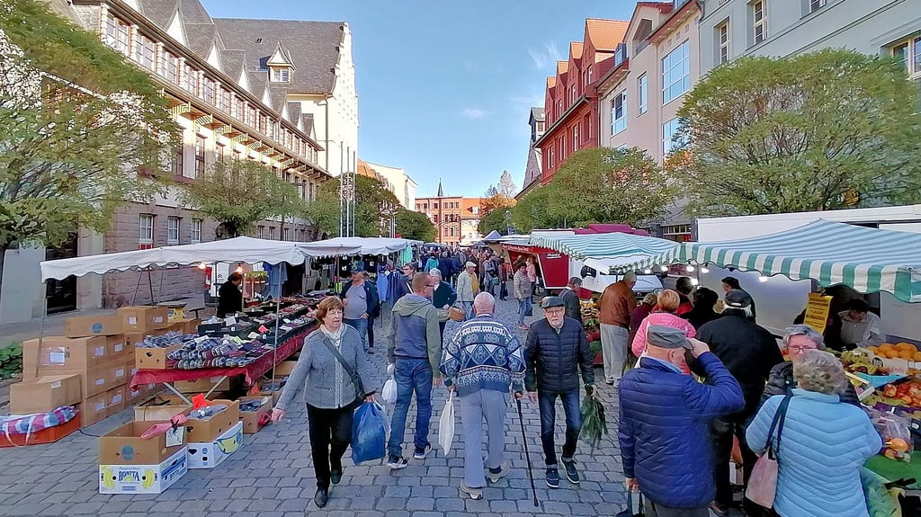 Jeden Donnerstag füllt sich die Ascherslebener Innenstadt. Der Wochenmarkt ist beliebter Treffpunkt und wird von den Einwohnern nach wie vor gut besucht - auch wenn das Geld nicht mehr ganz so locker sitzt.