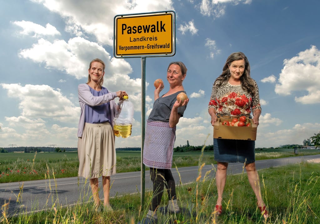 Hilde (Steffi Kühnert, m.) und ihre Freundinnen Angie (Judith Engel, l) und Lore (Anne-Kathrin Gummich).