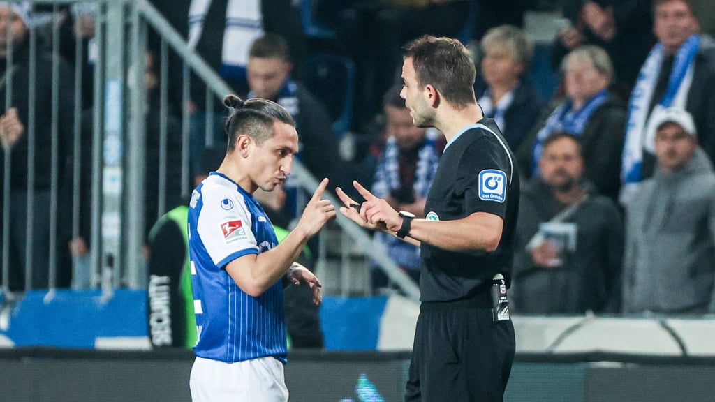 FCM-Star Baris Atik war mit der Leistung von Schiedsrichter Wolfgang Haslberger höchst unzufrieden.