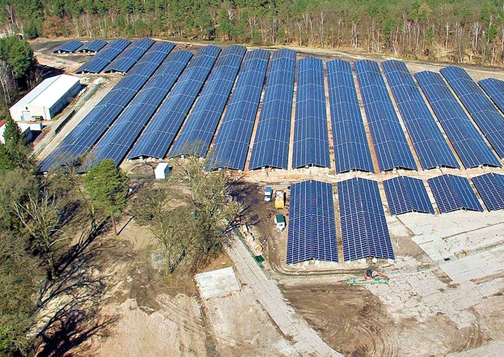 2017 ging der Solarpark Waldstraße in Tangerhütte ans Netz. Auf sechs Hektar Fläche werden bis zu 5,5 Megawatt Peak erzeugt.