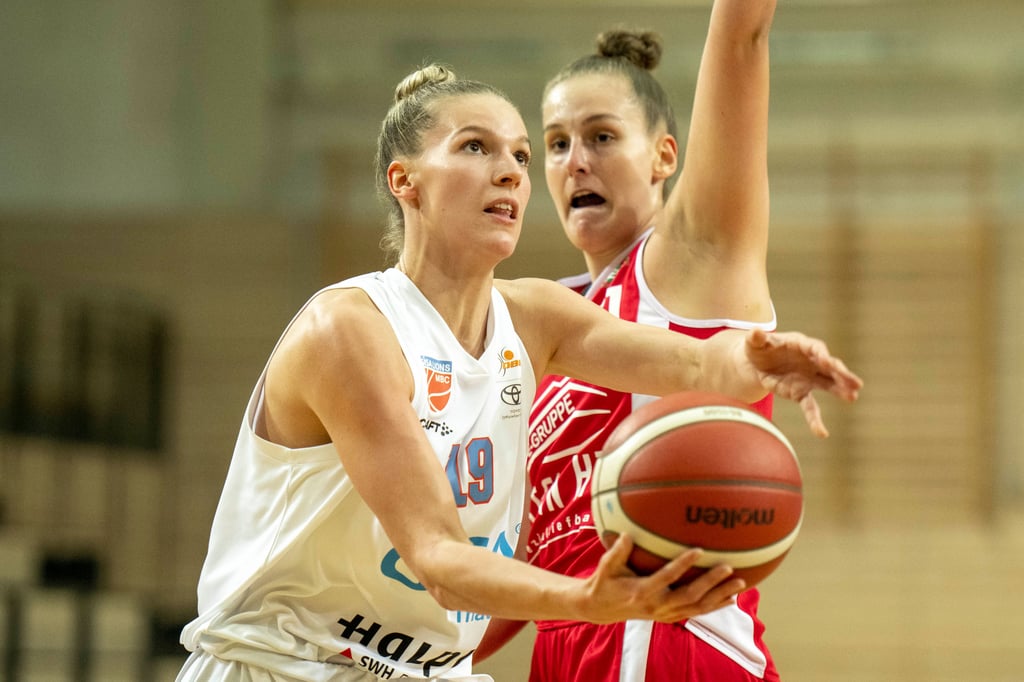 Halles Meret Kleine Beek (l.) zieht im Heimspiel gegen Herne zum Korb.