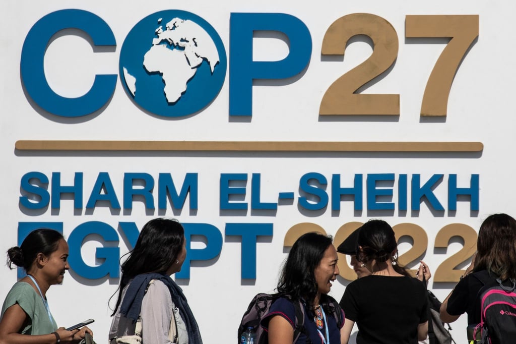 Das Logo des UN-Klimagipfels COP27 im International Convention Center im Badeort Scharm el Scheich.