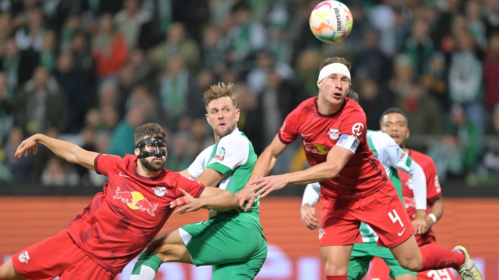 Mit Turban und Maske: Gvardiol (.L.) und Orban (r.) verteidigen das 2:1 gegen Werders Füllkrug