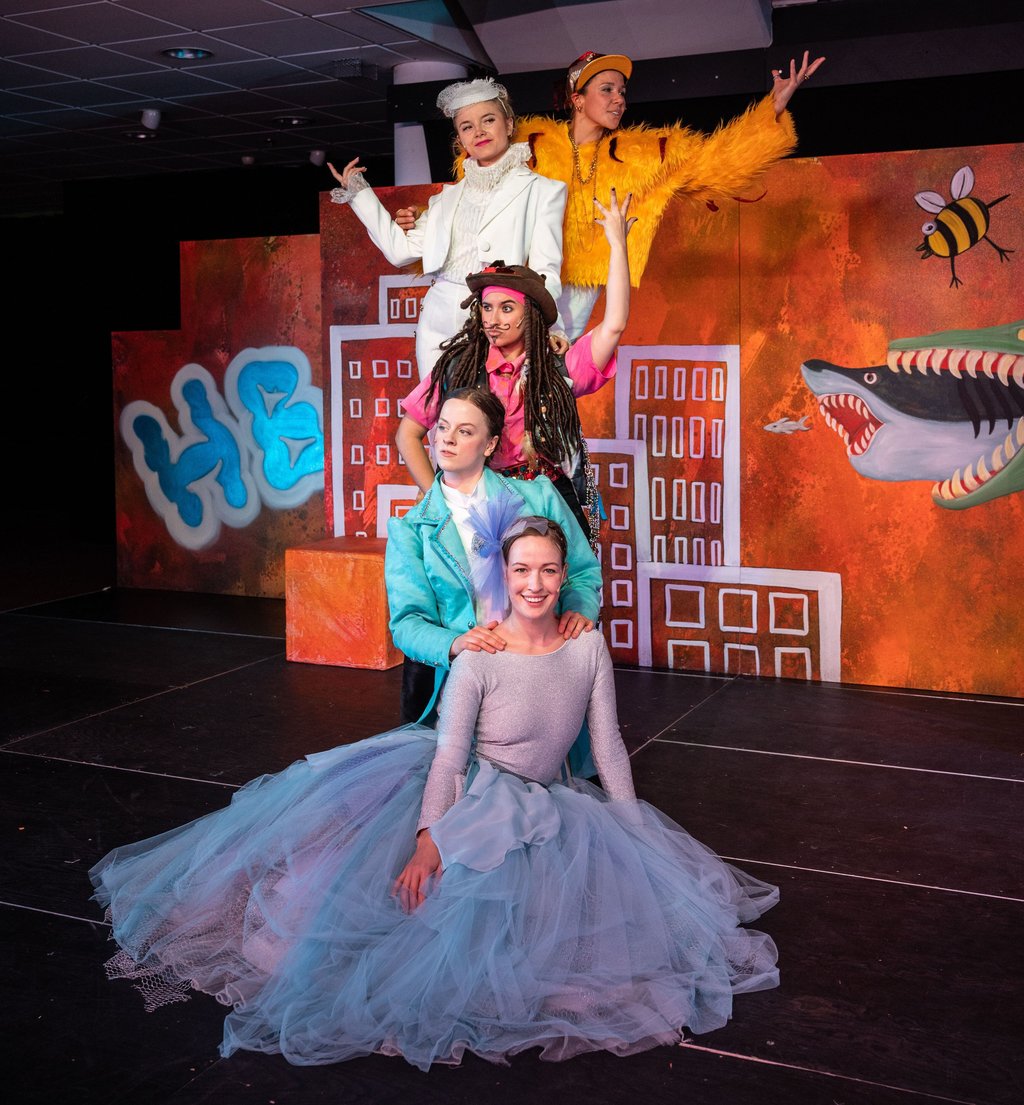 Hahn (Amina Marjam Liedtke), Katze (Lea Hieronymus), Hund (Sol Spies Bermúdez), Esel (Josefine Ella Rau) und die Erzählerin (Naomi Esther Lohse-Baumert, v.o.n.u.) zieht es nach Bremen.