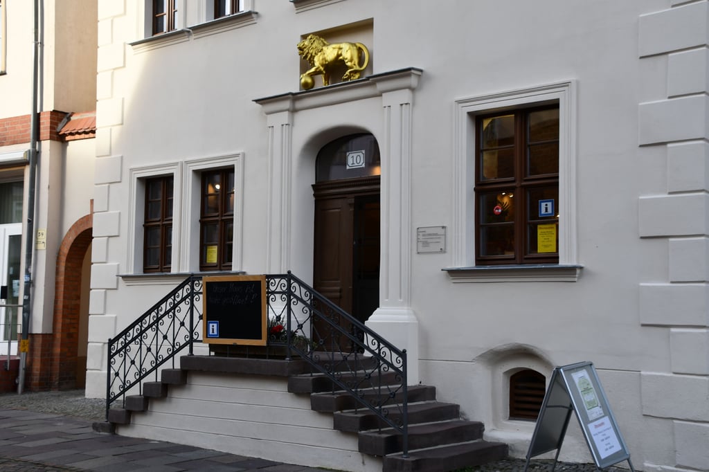 Die alte Löwenapotheke mit der Gardelegener Tourist-Information. Das Gebäude wird auf der Hofseite mit einem neuen Anbau erweitert und zum Haus des Gastes umgebaut.