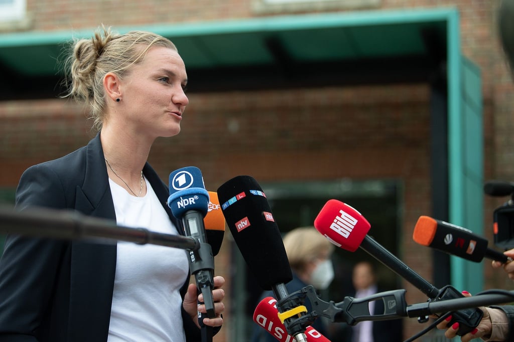 Nationalspielerin Alexandra Popp gibt ein Interview.