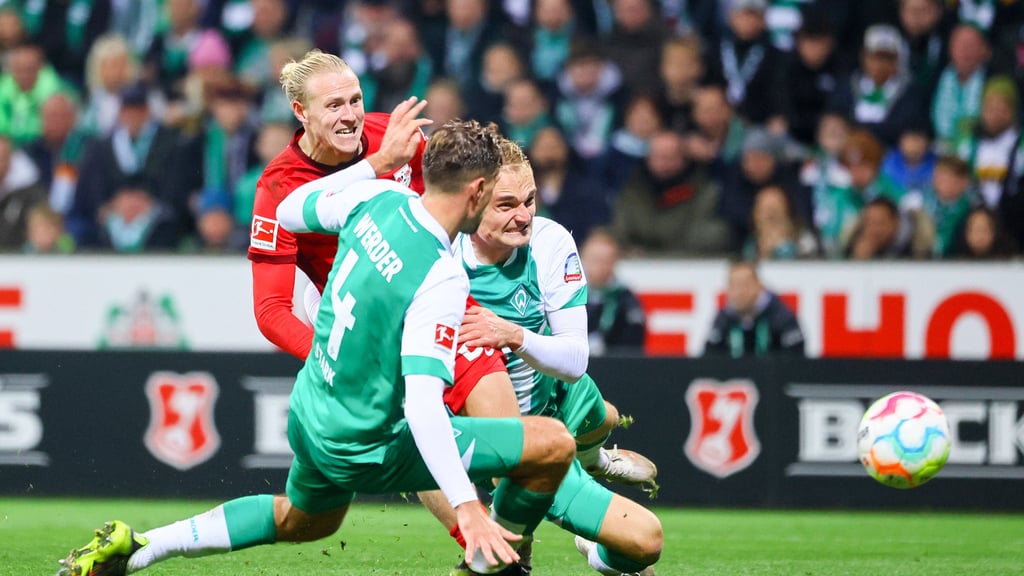 Durchgewühlt: Xaver Schlager gegen Amos Pieper (rects) und Niklas Stark.