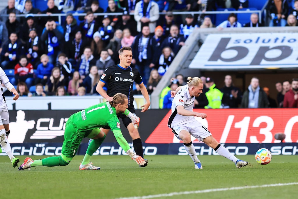 Dominik Reimann (grün) und Alexander Bittroff konnten nur hinterherschauen, als Jomaine Consbruch Mitte der ersten Hälfte im Sechszehner zum 1:0 für die Arminia einschob.