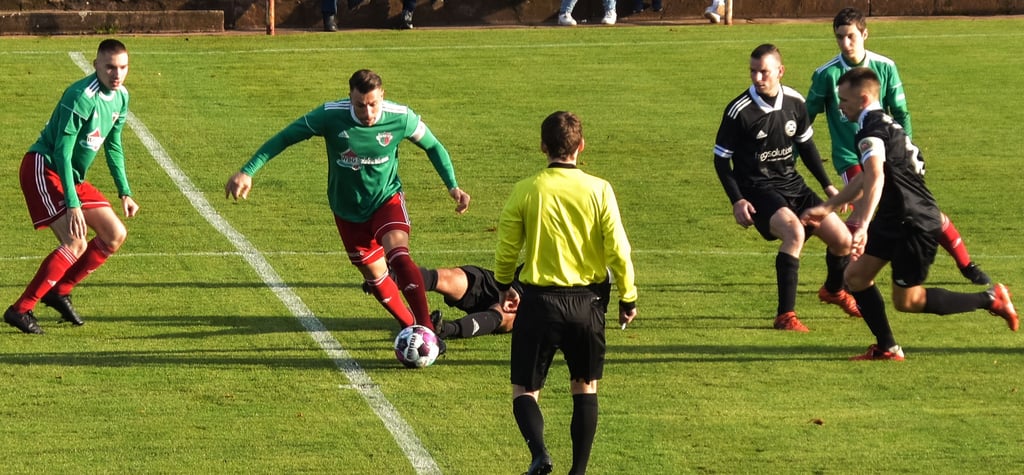 Mathias Rhode (2.v.l.) und Fußball-Landesligist Union Schönebeck konnten den Aufwärtstrend von Namensvetter Union Heyrothsberge nicht stoppen und mussten sich knapp geschlagen geben.