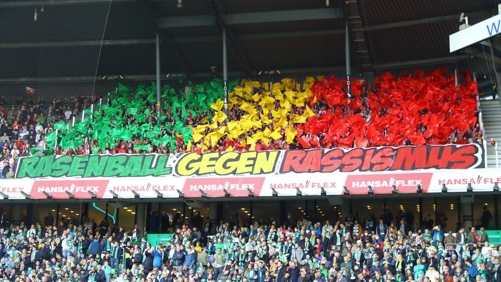 Bunte Kurve: Auswärtsfans von RB Leipzig gegen Rassismus.
