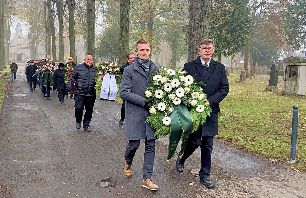Vertreter aus Politik und Gesellschaft legten am gestrigen Volksstrauertag Kränze auf dem Oschersleber Friedhof nieder.