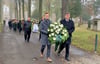 Vertreter aus Politik und Gesellschaft legten am gestrigen Volksstrauertag Kränze auf dem Oschersleber Friedhof nieder. 