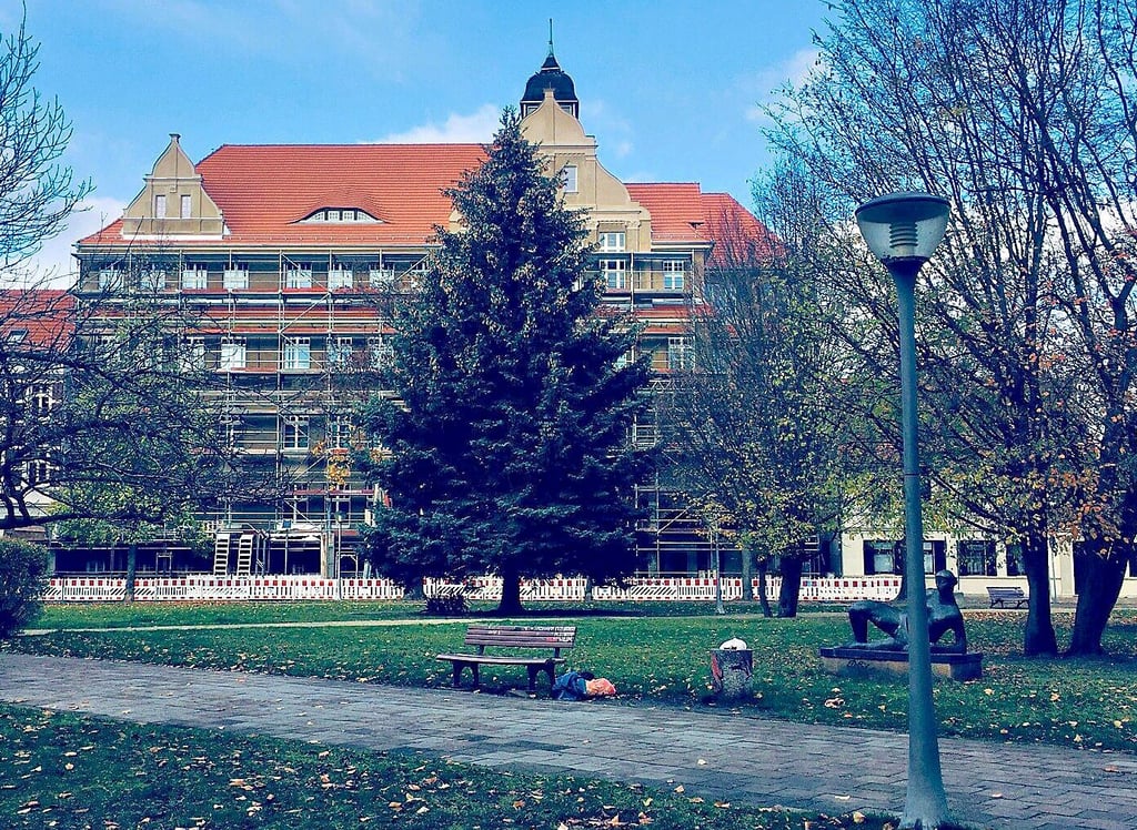 Mönchskirchhof Stendal, hinten die Blaufichte vor dem Gymnasium, vorn eine Sitzbank, die immer wieder vermüllt wird.