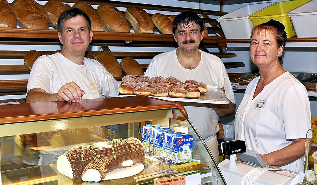 Zur Bäckerei Förster gehören neben Bäckermeister Axel Förster (Mitte) Geselle Daniel Krümmel und Verkäuferin Jaqueline Constabel.