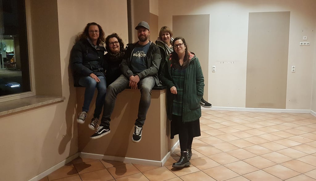 Noch ist der Jemüschtwarenladen Osterburg leer, das wird sich aber in Kürze ändern. Dafür sorgen die Organisatoren Yvonne Wellner (von links), Sandra Hausmann, Mario Wellner, Jana Henning und Sabrina Beyer.