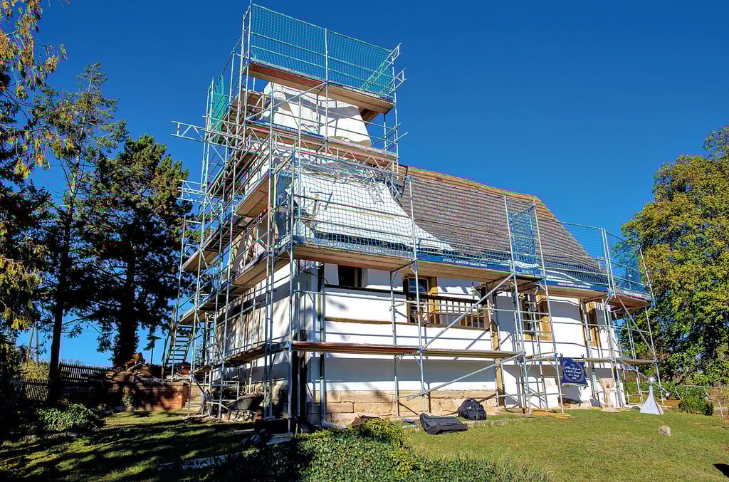 Das Gerüst um die Kirche in Köckenitzsch kündet von den Bauarbeiten am Gotteshaus.