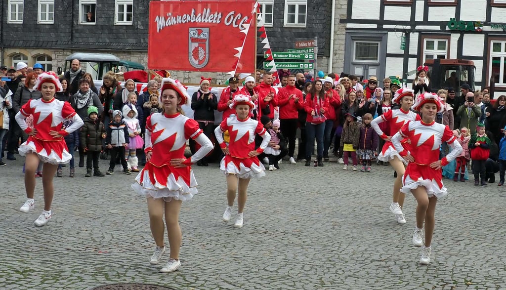 Mit einem kleinen Programm auf dem Marktplatz machte der Osterwiecker Carnevalsclub Appetit auf die nachfolgenden Veranstaltungen seiner 43. Session. Zum Auftakt traten die Funken auf, dem noch noch weitere Tanzgruppen und eine Büttenrede folgten.