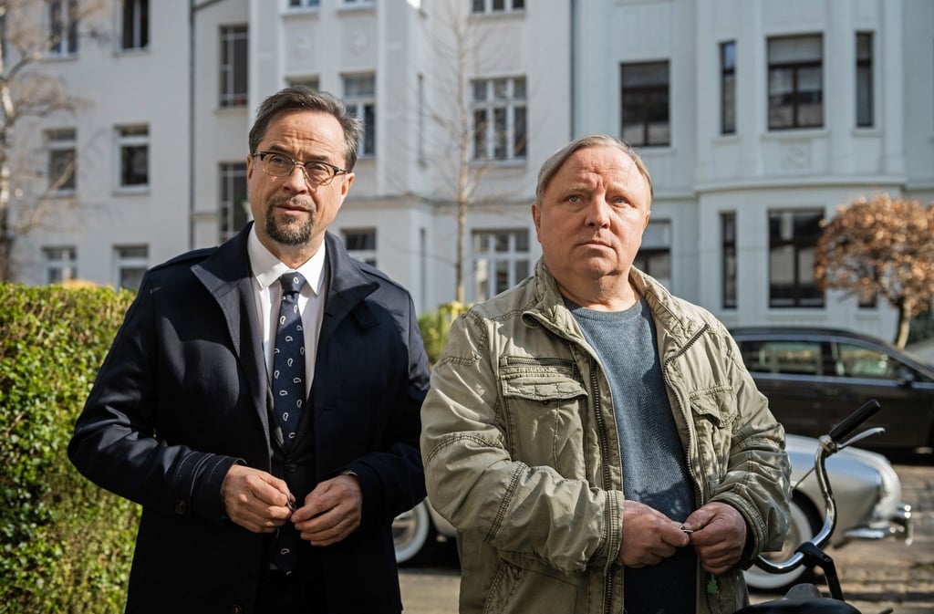 Der Rechtsmediziner Prof. Karl-Friedrichs Boerne (Jan Josef Liefers, l) und Kommissar Frank Thiel (Axel Prahl) wohnen Tür an Tür.