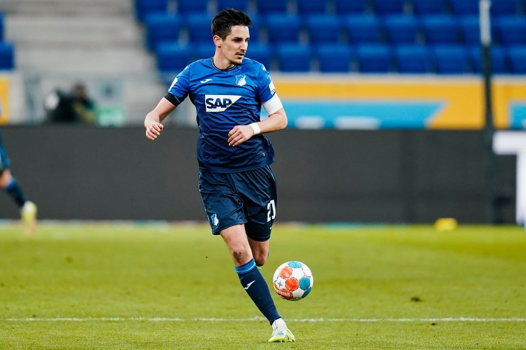 Hoffenheims Benjamin Hübner spielt den Ball.