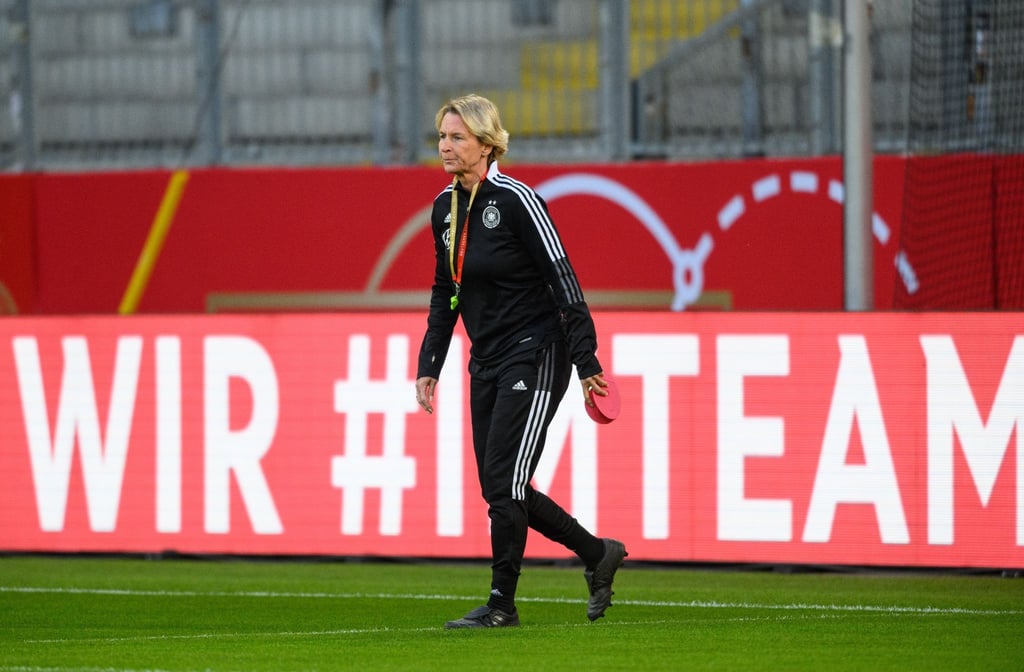 Bundestrainerin Martina Voss-Tecklenburg hält während einer Trainingseinheit Hütchen in der Hand.