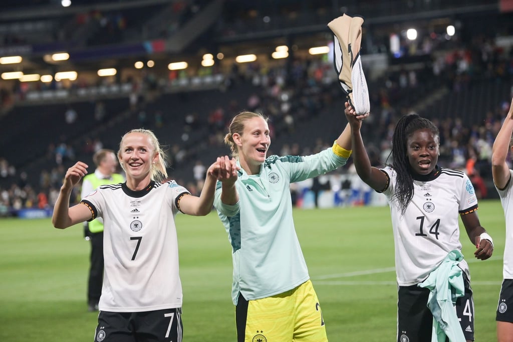 Torhüterin Ann-Katrin Berger (M.) ist wieder im Kreise der deutschen Fußball-Nationalmannschaft.