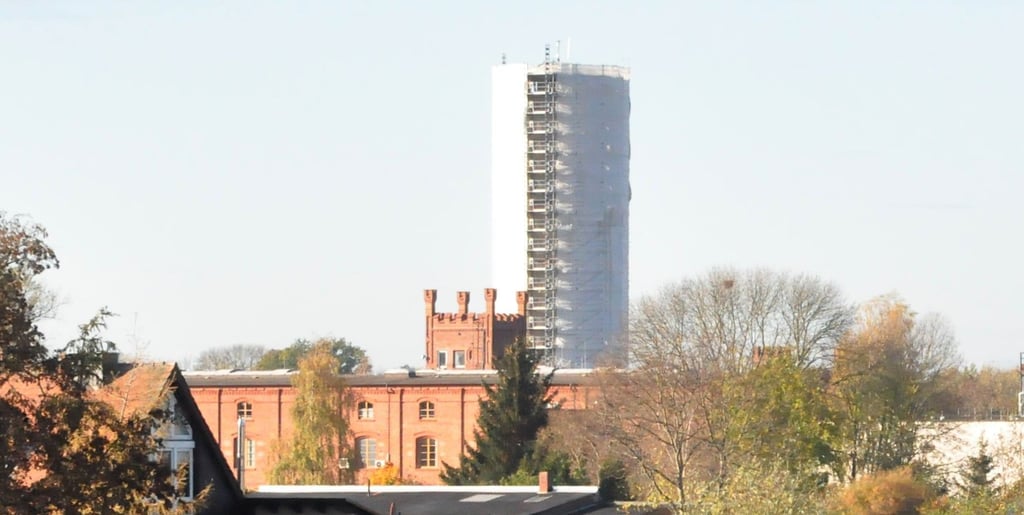 Der eingerüstete Genthiner Wasserturm von der Henkelbrücke aus gesehen.