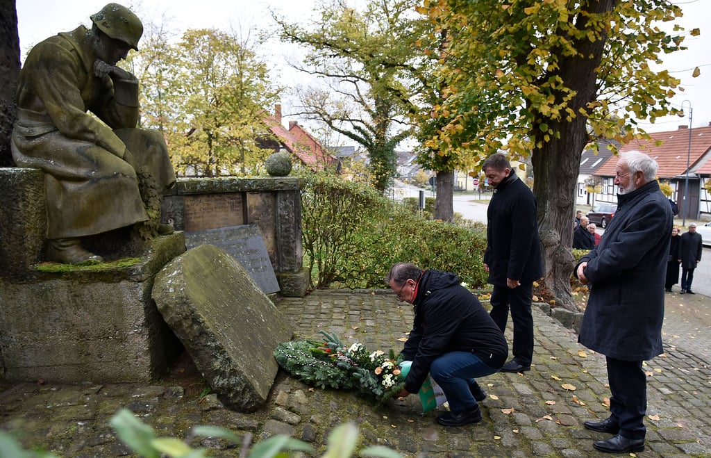 Zum Gedenken an die Opfer von Kriegen und Gewaltherrschaften legte Raimund Punke (von links) im Beisein von Uwe Bartels und Klaus Ewertowski am Soldatendenkmal den Kranz ab.