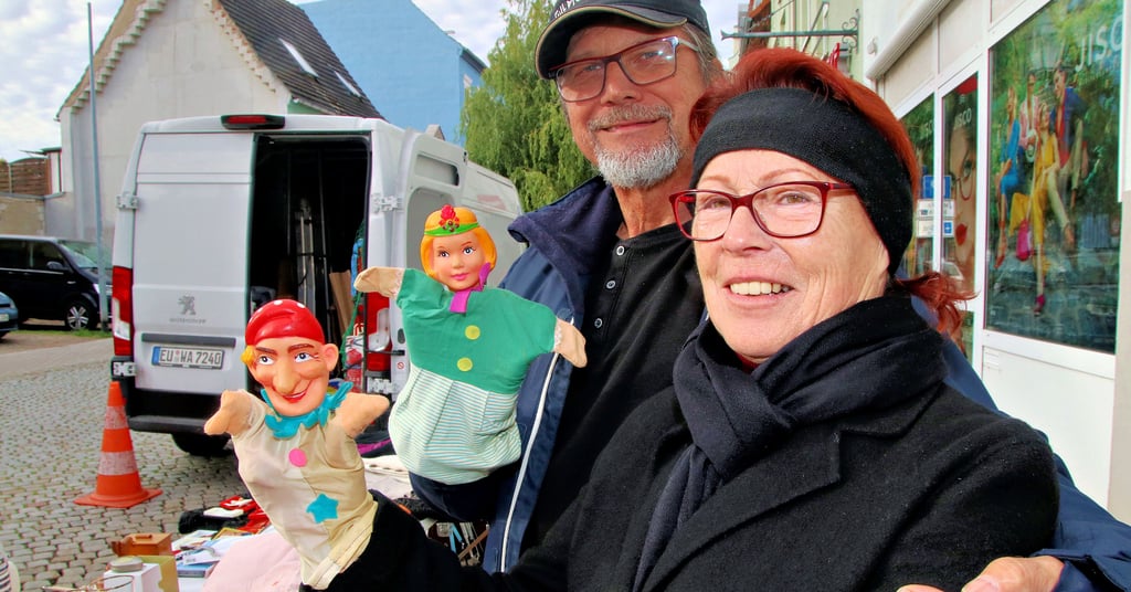 Bettina Otto und Klaus Kruschke haben für alle Altergruppen etwas an ihrem Stand dabei. Für die kleinen Handpuppen interessierten sich nur wenige Passanten beim Debüt des Straßenflohmarktes in der Saalestadt am Wochenende.