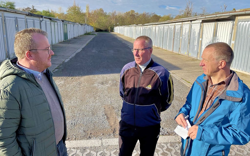 Am Garagenkomplex an der Magdeburger Straße in Schönebeck suchen die Stadträte René Wölfer (SPD, links) und Thoralf Winkler (Bunte Fraktion, rechts) das Gespräch mit Pächter Roland Wenzel.