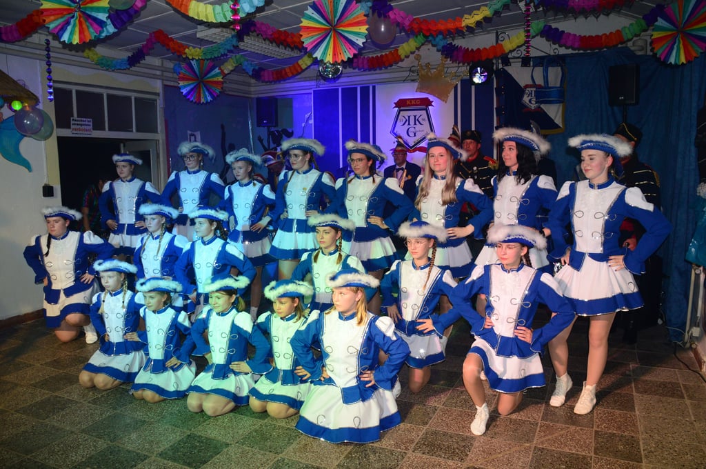 In Kakerbeck wurde die fünfte Jahreszeit eingeläutet. Zum Auftakt hatte auch die Funkengarde der Kakerbecker Karnevalsgesellschaft ihren großen Auftritt.